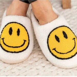 🆕- 😊HOST PICK😊-NWT-Moon Cake
Smiley Face Plush Slippers